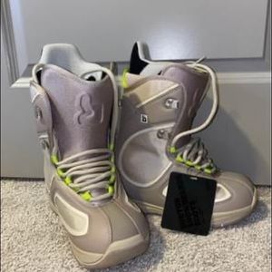 Burton woman’s snowboarding boots